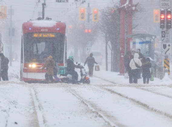 (260115) -- TORONTO, Jan. 15, 2026 -- People cross a street during a snowy day in Toronto, Canada, on Jan. 15, 2026. (Photo by Zou Zheng Xinhua) CANADA-TORONTO-SNOWFALL LinxWei 