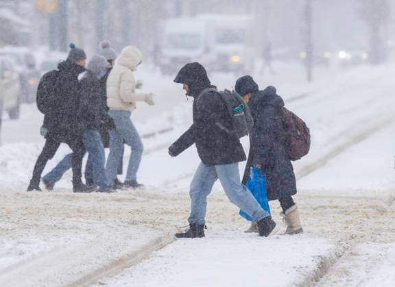 (260115) -- TORONTO, Jan. 15, 2026 -- People cross a street during a snowy day in Toronto, Canada, on Jan. 15, 2026. (Photo by Zou Zheng Xinhua) CANADA-TORONTO-SNOWFALL LinxWei 