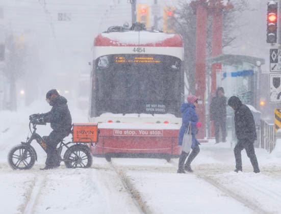 (260115) -- TORONTO, Jan. 15, 2026 -- People cross a street during a snowy day in Toronto, Canada, on Jan. 15, 2026. (Photo by Zou Zheng Xinhua) CANADA-TORONTO-SNOWFALL LinxWei 