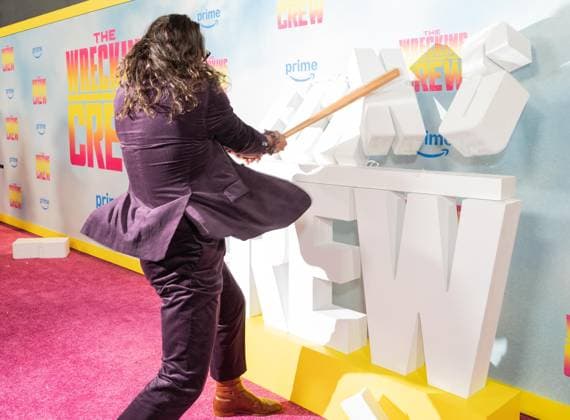 January 15, 2026, Bronx, New York, USA: Jason Momoa wrecks with baseball bat propped sign of the movie during special screening of The Wrecking Crew at Regal Times Square in New York, NY on January 15, 2026. Bronx USA - ZUMAr339 20260115_znp_r339_080 Copyright: xLevxRadinx