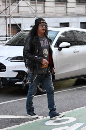 Slash from Guns N Roses spotted arriving at the Soho Sessions where he is performing tonight in New York City Featuring: Slash Where: New York City, New York, United States When: 15 Jan 2026 Credit: Elder Ordonez INSTARimages EDITORIAL USE ONLY. NOT FOR USE BY NEWSPAPERS BASED IN THE UK. Copyright: xx instar55385983
