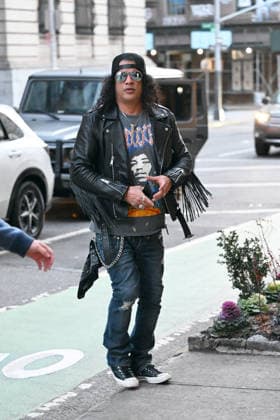 Slash from Guns N Roses spotted arriving at the Soho Sessions where he is performing tonight in New York City Featuring: Slash Where: New York City, New York, United States When: 15 Jan 2026 Credit: Elder Ordonez INSTARimages EDITORIAL USE ONLY. NOT FOR USE BY NEWSPAPERS BASED IN THE UK. Copyright: xx instar55385987