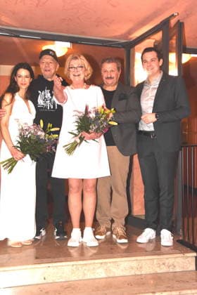 Actors Anna Lena Class, actress Dirk Galuba, actor Saskia Vester, actress Aykut Kayacik actor Alexander Mattheis actor Muenchen 15 01 2026 Komoedie im Bayerischen Hof Premiere Wer schiesst auf Frau Hummel Foto Bernd Muenchen Muenchen