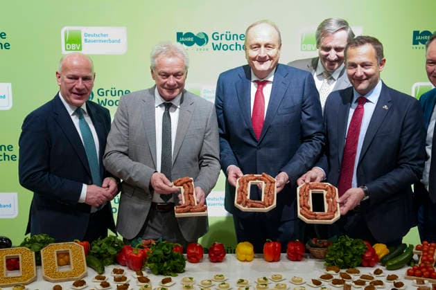News Bilder des Tages Gruene Woche 2026, Eroeffnung (l-r) Gruppenfoto Kai Wegner (Buergermeister Berlin) gemeinsam mit Alois Rainer (Bundesminister fuer Ernaehrung und Landwirtschaft , Joachim Rukwied (Praesident Deutscher Bauernverband) und Christophe Hansen (Kommissar für Landwirtschaft und laendliche Entwicklung ) beim Eroeffnungsrundgang zu 100 Jahre Guene Woche 2026 auf dem Messegelaende Berlin, Berlin, 16.01.2026 Berlin Berlin Deutschland *** Green Week 2026, Opening l r Group photo Kai Wegner Mayor of Berlin together with Alois Rainer Federal Minister for Food and Agriculture, Joachim Rukwied President of the German Farmers Association and Christophe Hansen Commissioner for Agriculture and Rural Development at the opening tour of the 100th anniversary o