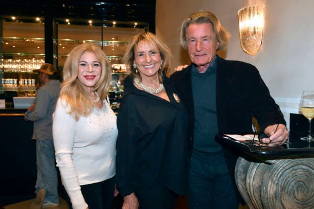 Julia Kent, Diana Körner and guest at the premiere of the play Wer schießt auf Frau Hummel at the Komödie im Bayerischen Hof Munich, 15 01 2026 Foto:xB.xInsingerx xFuturexImagex hummel_6108