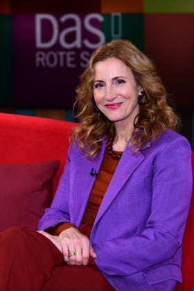 Ilka Petersen, the presenter on DAS Rote Sofa NDR on 16 1 2026 in Hamburg Gilda Sahebi as a guest on the program DAS NDR in Hamburg