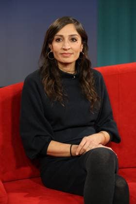 Gilda Sahebi, journalist, guest on the television program DAS Rote Sofa, a live talk show on Norddeutscher Rundfunk, photo session on 16 1 2026 in the NDR television studio in Hamburg Lokstedt