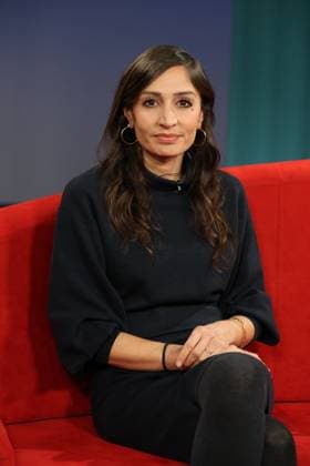Gilda Sahebi, journalist, guest on the television program DAS Rote Sofa, a live talk show on Norddeutscher Rundfunk, photo session on 16 1 2026 in the NDR television studio in Hamburg Lokstedt
