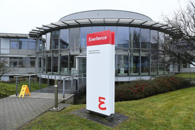 Everllence SE - Werk Oberhausen am 14.01.2026 in Oberhausen Die Everllence SE ( Societas Europaea ), bis 3. Juni 2025 MAN Energy Solutions SE, mit Sitz in Augsburg ist Anbieter von Großdieselmotoren und Turbomaschinen für maritime und stationäre Anwendungen. Das Unternehmen entwickelt und fertigt Zweitakt- und Viertakt-Dieselmotoren sowie Gasturbinen, Dampfturbinen und Kompressoren. Das Unternehmen bietet auch Turbolader, Propeller, Gasmotoren und chemische Reaktoren an. *** Everllence SE Plant Oberhausen on 14 01 2026 in Oberhausen Everllence SE Societas Europaea , until 3 June 2025 MAN Energy Solutions SE, based in Augsburg, is a supplier of large diesel engines and turbomachinery for maritime and stationary applications The compan xRx