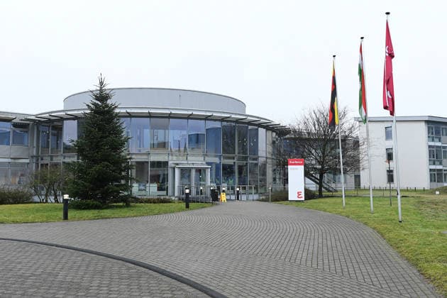 Everllence SE - Werk Oberhausen am 14.01.2026 in Oberhausen Die Everllence SE ( Societas Europaea ), bis 3. Juni 2025 MAN Energy Solutions SE, mit Sitz in Augsburg ist Anbieter von Großdieselmotoren und Turbomaschinen für maritime und stationäre Anwendungen. Das Unternehmen entwickelt und fertigt Zweitakt- und Viertakt-Dieselmotoren sowie Gasturbinen, Dampfturbinen und Kompressoren. Das Unternehmen bietet auch Turbolader, Propeller, Gasmotoren und chemische Reaktoren an. *** Everllence SE Plant Oberhausen on 14 01 2026 in Oberhausen Everllence SE Societas Europaea , until 3 June 2025 MAN Energy Solutions SE, based in Augsburg, is a supplier of large diesel engines and turbomachinery for maritime and stationary applications The compan xRx