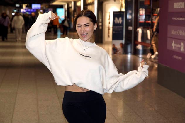 Samira Yavuz at the departure of the jungle camp candidates of the RTL reality TV show Ich bin ein Star holt mich hier raus to Australia at Frankfurt am Main Airport Frankfurt, 16 01 2026 Foto:xAgenturxWehnertx xGränzdörferx xFuturexImagex dschungelcamp_6177