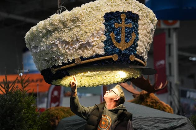 2026 Toronto International Boat Show - Media Preview Day TORONTO, CANADA - JANUARY 16 : A man checks a sailor hat figure made of flowers during the media preview day of 68th Toronto International Boat Show in Toronto, Ontario on January 16, 2026. North America s Largest indoor boat show featuring boats, marine products and accessories, will run between January 17 to 25. Mert Alper Dervis Anadolu Toronto Canada. Editorial use only. Please get in touch for any other usage.  Copyright: x2026xAnadoluxMertxAlperxDervisx