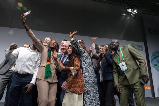 Bundesminister Rainer lädt ein zur Berliner Agrarministerkonferenz im Rahmen des GFFA Deutschland, Berlin am 17.01.2026: Ein Selfie der Gruppe Young Farmers mit dem Bundesminister für Landwirtschaft, Ernährung und Heimat, Alois Rainer (CDU CSU). Der Bundesminister empfängt mehr als 60 Agrarministerinnen und Agrarminister aus aller Welt sowie zahlreiche internationale Organisationen zur 18. Berliner Agrarministerkonferenz. *** Federal Minister Rainer invites you to the Berlin Agriculture Ministers Conference as part of the GFFA Germany, Berlin on 17 01 2026 A selfie of the Young Farmers group with the Federal Minister of Agriculture, Food and Home Affairs, Alois Rainer CDU CSU The Federal Minister welcomes more than 60 agriculture