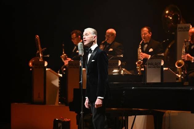 Max Raabe and the Palast Orchester invite you to stroke the bumblebee at the Philharmonie Essen FOR EDITORIAL PURPOSES ONLY EDITORIAL USE ONLY p Max Raabe and the Palast Orchester will perform at the Philharmonie Essen on Friday, January 16, 2026 Germany NRW Essen Copyright VladimirxWegener Copyright: VladimirxWegener doc8466j9efbhv1xz02hge ,EDITORIAL USE ONLY Copyright: VladimirxWegener