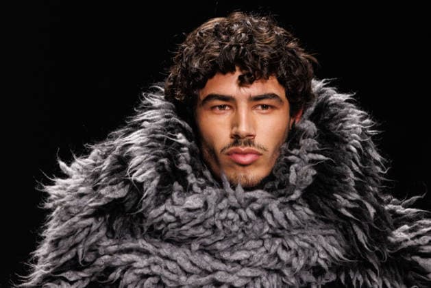 News - Dolce & Gabbana - Runway - Milan Fashion Week - Menswear Fall Winter 2026-2027 A model walks the runway during the Dolce &amp; Gabbana Fall Winter 2026 2027 menswear show at Milan Men s Fashion Week, on January 17, 2026, in Milan, Italy. Photo by Cinzia Camela. Milan Metropol Italy Copyright: xCinziaxCamelax xLiveMediax LPN_2241802