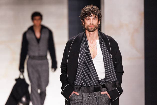 News - Dolce & Gabbana - Runway - Milan Fashion Week - Menswear Fall Winter 2026-2027 A model walks the runway during the Dolce &amp; Gabbana Fall Winter 2026 2027 menswear show at Milan Men s Fashion Week, on January 17, 2026, in Milan, Italy. Photo by Cinzia Camela. Milan Metropol Italy Copyright: xCinziaxCamelax xLiveMediax LPN_2241863