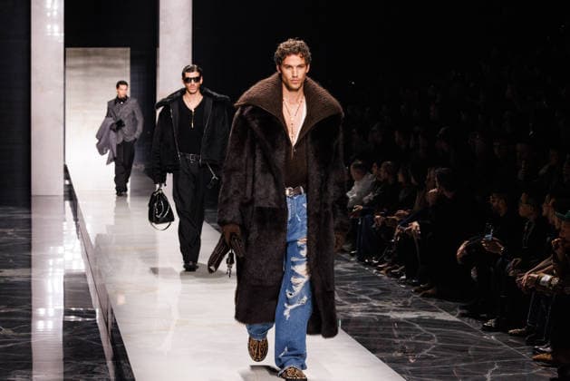 News - Dolce & Gabbana - Runway - Milan Fashion Week - Menswear Fall Winter 2026-2027 A model walks the runway during the Dolce &amp; Gabbana Fall Winter 2026 2027 menswear show at Milan Men s Fashion Week, on January 17, 2026, in Milan, Italy. Photo by Cinzia Camela. Milan Metropol Italy Copyright: xCinziaxCamelax xLiveMediax LPN_2241938