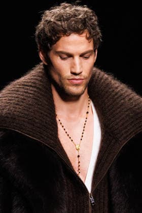News - Dolce & Gabbana - Runway - Milan Fashion Week - Menswear Fall Winter 2026-2027 A model walks the runway during the Dolce &amp; Gabbana Fall Winter 2026 2027 menswear show at Milan Men s Fashion Week, on January 17, 2026, in Milan, Italy. Photo by Cinzia Camela. Milan Metropol Italy Copyright: xCinziaxCamelax xLiveMediax LPN_2241946