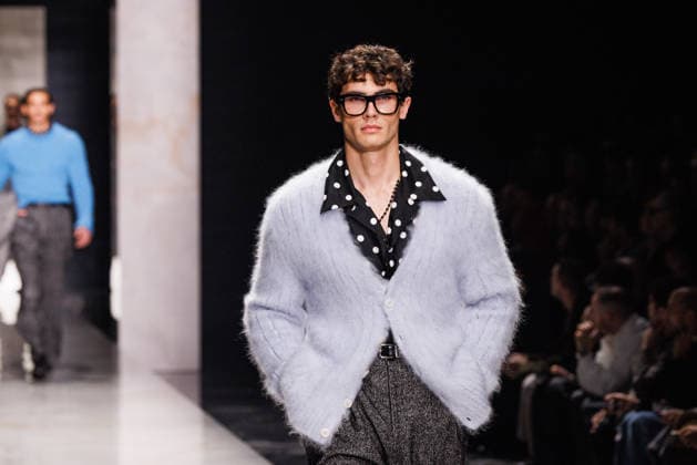 News - Dolce & Gabbana - Runway - Milan Fashion Week - Menswear Fall Winter 2026-2027 A model walks the runway during the Dolce &amp; Gabbana Fall Winter 2026 2027 menswear show at Milan Men s Fashion Week, on January 17, 2026, in Milan, Italy. Photo by Cinzia Camela. Milan Metropol Italy Copyright: xCinziaxCamelax xLiveMediax LPN_2242116