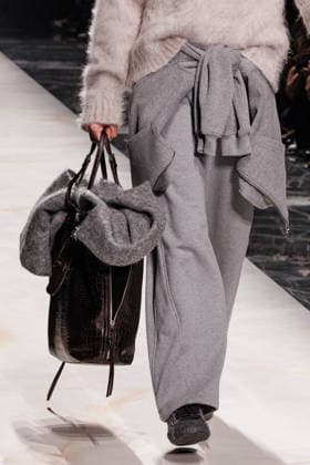 News - Dolce & Gabbana - Runway - Milan Fashion Week - Menswear Fall Winter 2026-2027 A model walks the runway during the Dolce &amp; Gabbana Fall Winter 2026 2027 menswear show at Milan Men s Fashion Week, on January 17, 2026, in Milan, Italy. Photo by Cinzia Camela. Milan Metropol Italy Copyright: xCinziaxCamelax xLiveMediax LPN_2242285
