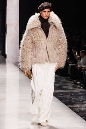 News - Dolce & Gabbana - Runway - Milan Fashion Week - Menswear Fall Winter 2026-2027 A model walks the runway during the Dolce &amp; Gabbana Fall Winter 2026 2027 menswear show at Milan Men s Fashion Week, on January 17, 2026, in Milan, Italy. Photo by Cinzia Camela. Milan Metropol Italy Copyright: xCinziaxCamelax xLiveMediax LPN_2242299