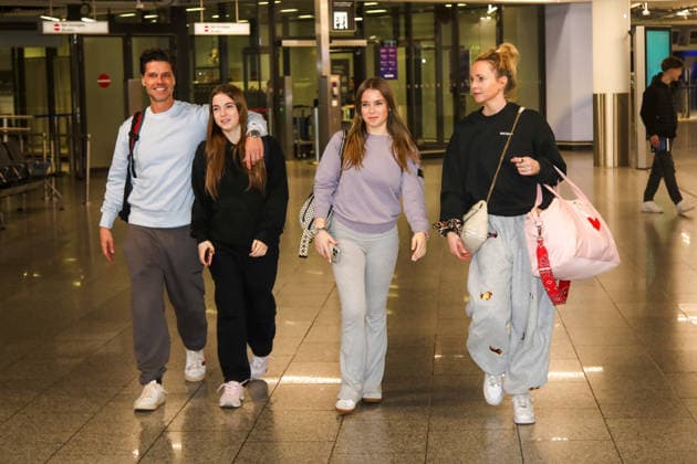 Departure of the candidates of the RTL TV show ICH BIN EIN STAR HOLT MICH HIER RAUS Frankfurt Main, 17 01 2026 Steffen Dürr with his wife Katharina Wedemann and their twin daughters LillyMarleen and AmelieSophie on their departure to Australia for the RTL Jungle Camp 2026 at Frankfurt Airport Hesse Germany Copyright: xMatthiasxGränzdörferx