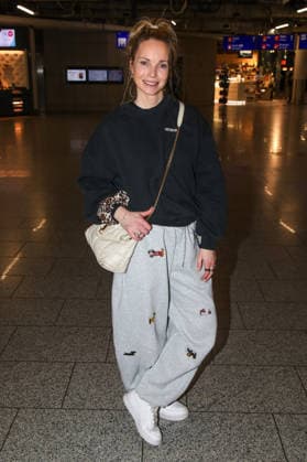 Departure of the candidates of the RTL TV show ICH BIN EIN STAR HOLT MICH HIER RAUS Frankfurt Main, 17 01 2026 Katharina Wedemann , wife of Steffen Dürr, on departure to Australia for the RTL Jungle Camp 2026 at Frankfurt Airport Hesse Germany Copyright: xMatthiasxGränzdörferx