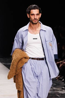 News - Dolce & Gabbana - Runway - Milan Fashion Week - Menswear Fall Winter 2026-2027 A model walks the runway during the Dolce &amp; Gabbana Fall Winter 2026 2027 menswear show at Milan Men s Fashion Week, on January 17, 2026, in Milan, Italy. Photo by Cinzia Camela. Milan Metropol Italy Copyright: xCinziaxCamelax xLiveMediax LPN_2242478