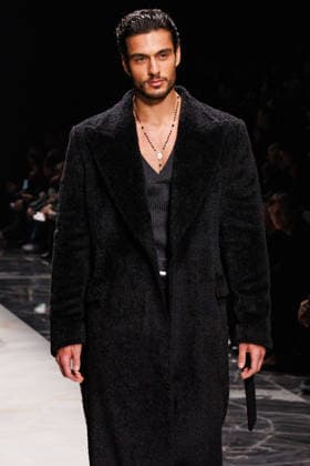 News - Dolce & Gabbana - Runway - Milan Fashion Week - Menswear Fall Winter 2026-2027 A model walks the runway during the Dolce &amp; Gabbana Fall Winter 2026 2027 menswear show at Milan Men s Fashion Week, on January 17, 2026, in Milan, Italy. Photo by Cinzia Camela. Milan Metropol Italy Copyright: xCinziaxCamelax xLiveMediax LPN_2242909