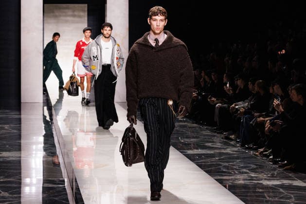 News - Dolce & Gabbana - Runway - Milan Fashion Week - Menswear Fall Winter 2026-2027 A model walks the runway during the Dolce &amp; Gabbana Fall Winter 2026 2027 menswear show at Milan Men s Fashion Week, on January 17, 2026, in Milan, Italy. Photo by Cinzia Camela. Milan Metropol Italy Copyright: xCinziaxCamelax xLiveMediax LPN_2242941