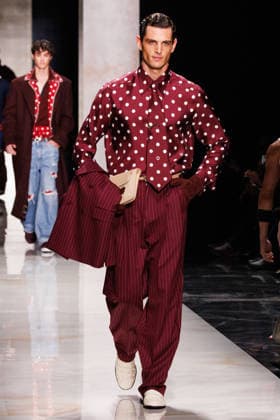News - Dolce & Gabbana - Runway - Milan Fashion Week - Menswear Fall Winter 2026-2027 A model walks the runway during the Dolce &amp; Gabbana Fall Winter 2026 2027 menswear show at Milan Men s Fashion Week, on January 17, 2026, in Milan, Italy. Photo by Cinzia Camela. Milan Metropol Italy Copyright: xCinziaxCamelax xLiveMediax LPN_2242959
