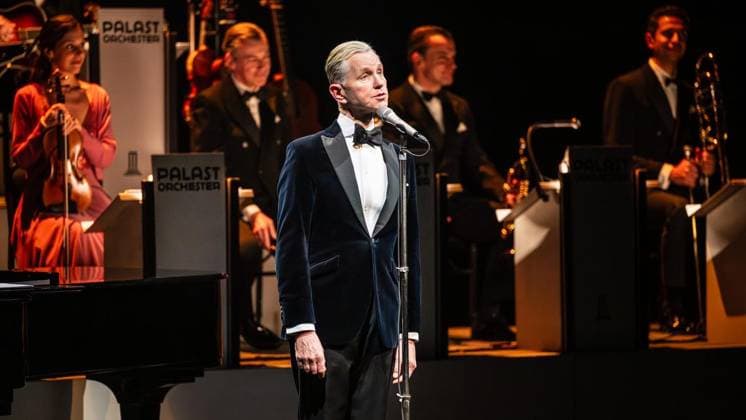 Max Raabe and the Palast Orchester in Duisburg FOR EDITORIAL PURPOSES ONLY EDITORIAL USE ONLY p The singer Max Raabe performs on Saturday evening, 17 01 2026, with his Palast Orchester at the Theater am Marientor in Duisburg Germany NRW Duisburg Copyright MartinxMöller Copyright: MartinxMöller doc846fg79b8swb8ang1x3r ,EDITORIAL USE ONLY Copyright: MartinxMöller