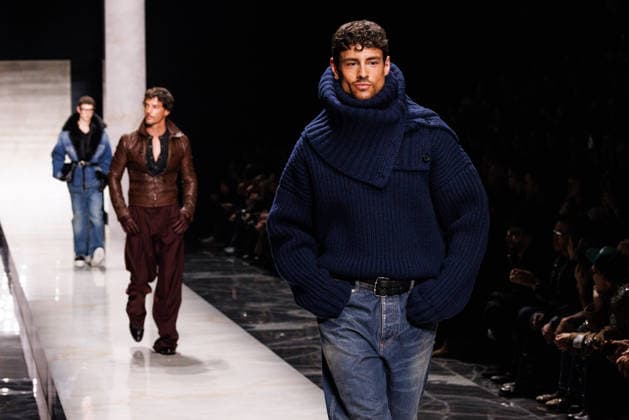 News - Dolce & Gabbana - Runway - Milan Fashion Week - Menswear Fall Winter 2026-2027 A model walks the runway during the Dolce &amp; Gabbana Fall Winter 2026 2027 menswear show at Milan Men s Fashion Week, on January 17, 2026, in Milan, Italy. Photo by Cinzia Camela. Milan Metropol Italy Copyright: xCinziaxCamelax xLiveMediax LPN_2243613