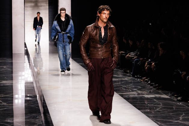 News - Dolce & Gabbana - Runway - Milan Fashion Week - Menswear Fall Winter 2026-2027 A model walks the runway during the Dolce &amp; Gabbana Fall Winter 2026 2027 menswear show at Milan Men s Fashion Week, on January 17, 2026, in Milan, Italy. Photo by Cinzia Camela. Milan Metropol Italy Copyright: xCinziaxCamelax xLiveMediax LPN_2243615