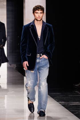 News - Dolce & Gabbana - Runway - Milan Fashion Week - Menswear Fall Winter 2026-2027 A model walks the runway during the Dolce &amp; Gabbana Fall Winter 2026 2027 menswear show at Milan Men s Fashion Week, on January 17, 2026, in Milan, Italy. Photo by Cinzia Camela. Milan Metropol Italy Copyright: xCinziaxCamelax xLiveMediax LPN_2243622