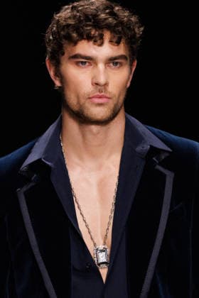 News - Dolce & Gabbana - Runway - Milan Fashion Week - Menswear Fall Winter 2026-2027 A model walks the runway during the Dolce &amp; Gabbana Fall Winter 2026 2027 menswear show at Milan Men s Fashion Week, on January 17, 2026, in Milan, Italy. Photo by Cinzia Camela. Milan Metropol Italy Copyright: xCinziaxCamelax xLiveMediax LPN_2243625