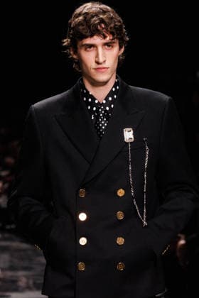 News - Dolce & Gabbana - Runway - Milan Fashion Week - Menswear Fall Winter 2026-2027 A model walks the runway during the Dolce &amp; Gabbana Fall Winter 2026 2027 menswear show at Milan Men s Fashion Week, on January 17, 2026, in Milan, Italy. Photo by Cinzia Camela. Milan Metropol Italy Copyright: xCinziaxCamelax xLiveMediax LPN_2243642