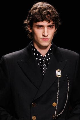News - Dolce & Gabbana - Runway - Milan Fashion Week - Menswear Fall Winter 2026-2027 A model walks the runway during the Dolce &amp; Gabbana Fall Winter 2026 2027 menswear show at Milan Men s Fashion Week, on January 17, 2026, in Milan, Italy. Photo by Cinzia Camela. Milan Metropol Italy Copyright: xCinziaxCamelax xLiveMediax LPN_2243643