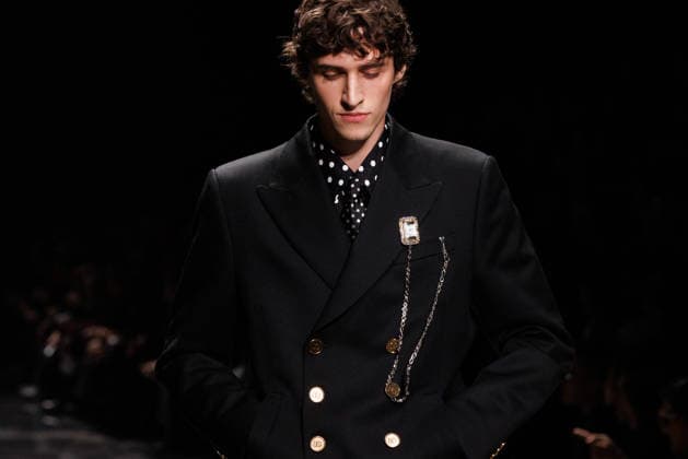 News - Dolce & Gabbana - Runway - Milan Fashion Week - Menswear Fall Winter 2026-2027 A model walks the runway during the Dolce &amp; Gabbana Fall Winter 2026 2027 menswear show at Milan Men s Fashion Week, on January 17, 2026, in Milan, Italy. Photo by Cinzia Camela. Milan Metropol Italy Copyright: xCinziaxCamelax xLiveMediax LPN_2243644