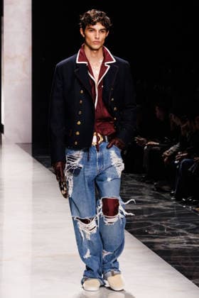 News - Dolce & Gabbana - Runway - Milan Fashion Week - Menswear Fall Winter 2026-2027 A model walks the runway during the Dolce &amp; Gabbana Fall Winter 2026 2027 menswear show at Milan Men s Fashion Week, on January 17, 2026, in Milan, Italy. Photo by Cinzia Camela. Milan Metropol Italy Copyright: xCinziaxCamelax xLiveMediax LPN_2243646