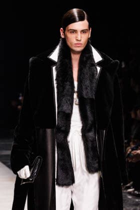 News - Dolce & Gabbana - Runway - Milan Fashion Week - Menswear Fall Winter 2026-2027 A model walks the runway during the Dolce &amp; Gabbana Fall Winter 2026 2027 menswear show at Milan Men s Fashion Week, on January 17, 2026, in Milan, Italy. Photo by Cinzia Camela. Milan Metropol Italy Copyright: xCinziaxCamelax xLiveMediax LPN_2243703