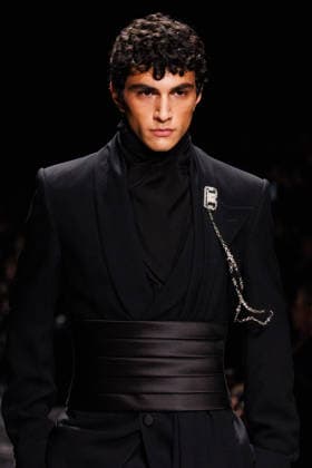 News - Dolce & Gabbana - Runway - Milan Fashion Week - Menswear Fall Winter 2026-2027 A model walks the runway during the Dolce &amp; Gabbana Fall Winter 2026 2027 menswear show at Milan Men s Fashion Week, on January 17, 2026, in Milan, Italy. Photo by Cinzia Camela. Milan Metropol Italy Copyright: xCinziaxCamelax xLiveMediax LPN_2243725