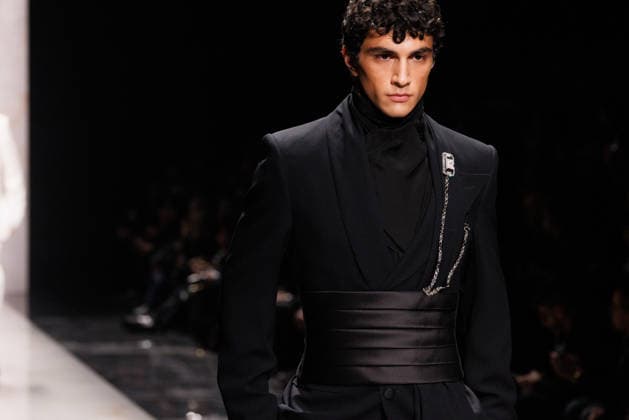 News - Dolce & Gabbana - Runway - Milan Fashion Week - Menswear Fall Winter 2026-2027 A model walks the runway during the Dolce &amp; Gabbana Fall Winter 2026 2027 menswear show at Milan Men s Fashion Week, on January 17, 2026, in Milan, Italy. Photo by Cinzia Camela. Milan Metropol Italy Copyright: xCinziaxCamelax xLiveMediax LPN_2243727