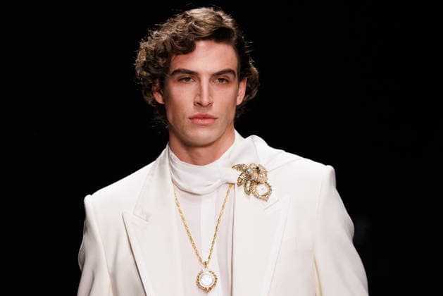 News - Dolce & Gabbana - Runway - Milan Fashion Week - Menswear Fall Winter 2026-2027 A model walks the runway during the Dolce &amp; Gabbana Fall Winter 2026 2027 menswear show at Milan Men s Fashion Week, on January 17, 2026, in Milan, Italy. Photo by Cinzia Camela. Milan Metropol Italy Copyright: xCinziaxCamelax xLiveMediax LPN_2243735