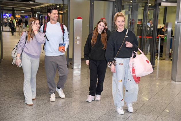 Stephen Dürr with his wife Katharina Dürr and the twins Lilly Marleen Dürr and Amelie Sophie Dürr Departure of the candidates of the RTL TV show ICH BIN EIN STAR, HOLT MICH HIER RAUS at Frankfurt Airport in Frankfurt am Main on 17 01 2026