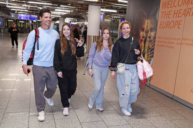 Stephen Dürr with his wife Katharina Dürr and the twins Lilly Marleen Dürr and Amelie Sophie Dürr Departure of the candidates of the RTL TV show ICH BIN EIN STAR, HOLT MICH HIER RAUS at Frankfurt Airport in Frankfurt am Main on 17 01 2026