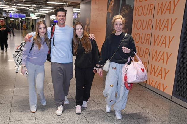 Stephen Dürr with his wife Katharina Dürr and the twins Lilly Marleen Dürr and Amelie Sophie Dürr Departure of the candidates of the RTL TV show ICH BIN EIN STAR, HOLT MICH HIER RAUS at Frankfurt Airport in Frankfurt am Main on 17 01 2026