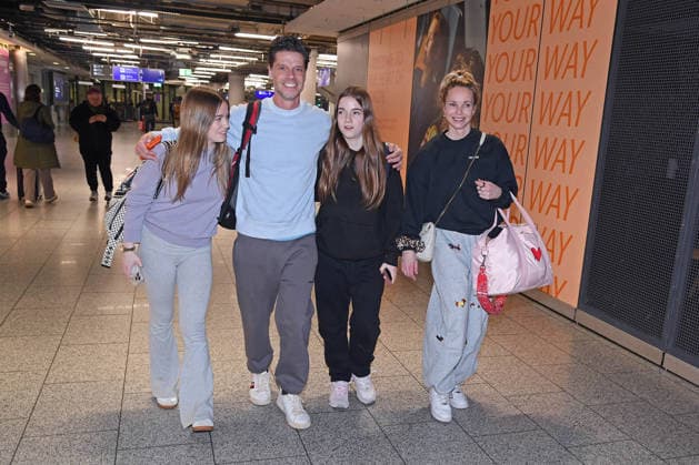 Stephen Dürr with his wife Katharina Dürr and the twins Lilly Marleen Dürr and Amelie Sophie Dürr Departure of the candidates of the RTL TV show ICH BIN EIN STAR, HOLT MICH HIER RAUS at Frankfurt Airport in Frankfurt am Main on 17 01 2026