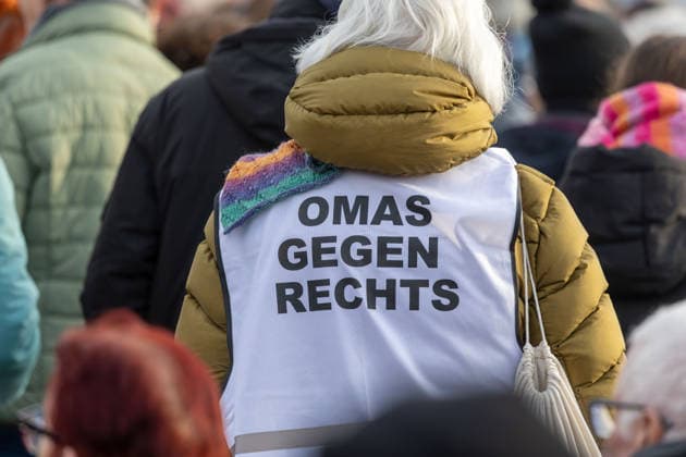 Bad Dürkheim: Wahlkampfveranstaltung der AfD***Omas gegen Rechts auf einer Demonstration gegen die Veranstaltung *** Bad Dürkheim election campaign event of the AfDOmas against the right at a demonstration against the event Copyright: xUdoxHerrmannx
