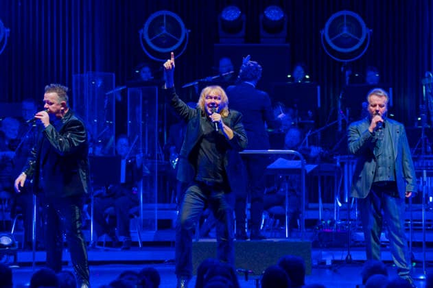 Sebastian Krumbiegel, Tobias Künzel and Henri Schmidt from Die Prinzen live at a concert of the Symphonica Tour for the 35th anniversary of the band with the orchestra of the Thüringen Philharmonie Gotha Eisenach in the Kuppelsaal Hannover, 17 01 2026 Foto:xU.xStammx xFuturexImagex prinzen_6105